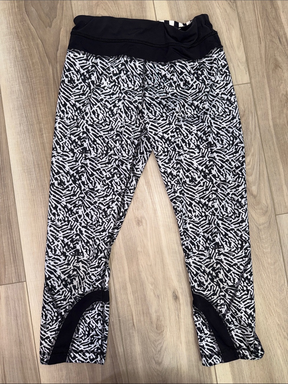 Lululemon pace pusher crop leggings women’s size 6 mini brushed animal print